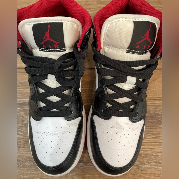 Air Jordan 1 Mid GS ‘Black Gym Red’ - US 5.5 Youth/US 7 Women - Picture 2 of 4